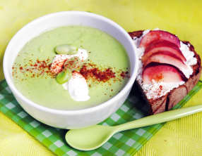 Soupe de fèves et tartines de pêches blanches