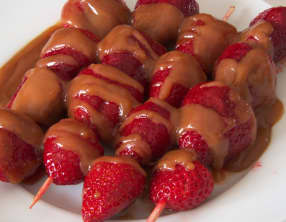 Brochette de fraise au caramel beurre salé