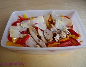 Salade de pâtes aux poivrons, poulet grillé et parmesan