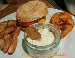 Burger avec potatoes, garlic sauce et onion rings