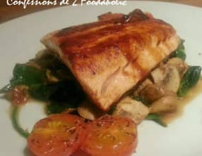 Filet de saumon glacé au miel et vinaigre balsamique sur son lit de champignons et épinards frais.