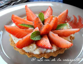 Tartelettes aux fraises, chèvre frais, miel et pavot