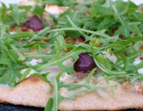 Pizzas au fromage de chèvre, noix et miel