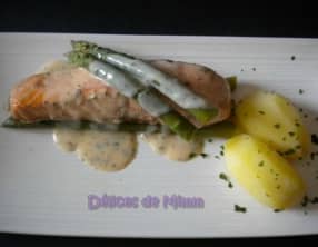 Pavé de saumon aux asperges, sauce citronnée