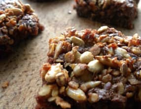 Brownie croustillant aux graines et flocons d'avoine