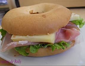 Bagels jambon cru, saint-nectaire et salade