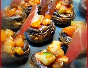 Tapa de champignon farci à la ratatouille catalane et chips de jamon