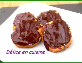 Sablés à la farine de chataignes figues et noisettes, nappés de chocolat au lait