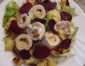 Salade de médaillon de poulet au gouda pommes de terre et chips de betterave