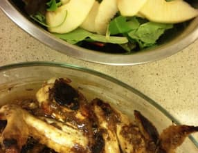 Wings de poulet grillées au curry et au miel, salade acidulée