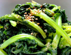 Poêlée d’Epinard Sauce de Soja et Huile de Sésame