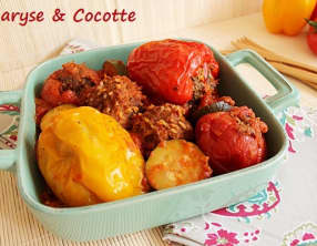 Poivrons et tomates farcies à la viande hachée et riz