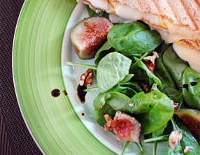 Sandwichs fromagers et salade épinards figues