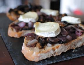 Tartine d'été : Oignons rouges, champignons, chèvre