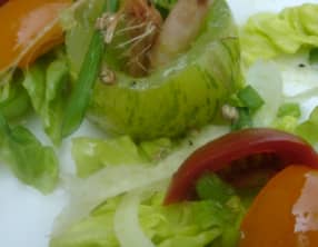 Salade de tomates en méli-mélo, crevettes grises au Pastis, vinaigrette acidulée
