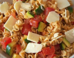 La salade de pâtes aux courgettes, tomates et basilic