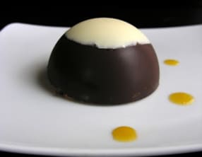 Dôme aux chocolats sur dacquoise à l'orange