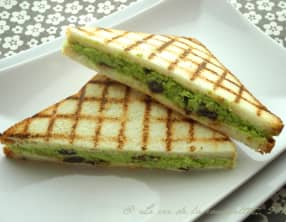 Croque aux fèves, pruneaux et beurre de roquefort