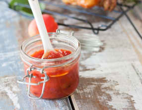 Poulet rôti aux herbes en tournebroche et son petit chutney de prunes et abricots