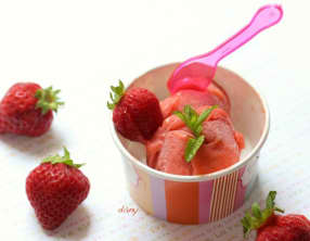 Glace à la fraise, à la menthe et aux petits suisses