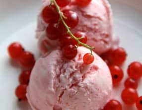 Glace au yaourt grec et aux groseilles