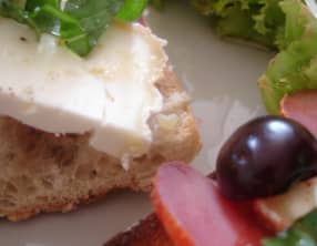 Tartine au chèvre et piment d'Espelette, cerises et basilic