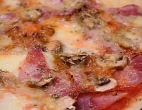 Pizza au jambon cru, aux champignons et au comté