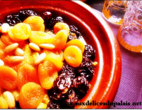 Tajine de poulet aux pruneaux abricots secs et amandes