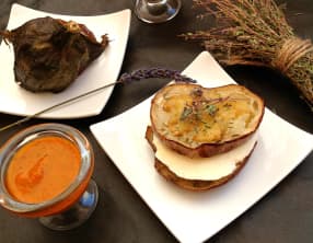 Canapés d'aubergines à la brousse et sauce poivrons