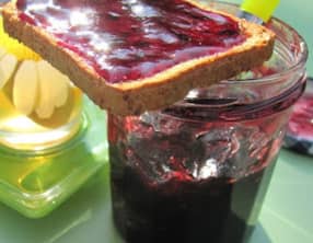 Gelée de framboises et myrtilles au romarin