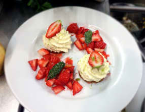 Tarte aux Fraises Déstructurée et son Coulis de Fraises et Fraise Tagada