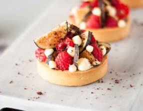 Tartelette figues et framboises, poudre biscuitée au cacao