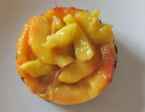 Tartelettes aux spéculoos, pommes, pêches jaunes et fève tonka