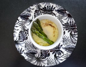 Oeufs cocotte aux pointes d'asperges