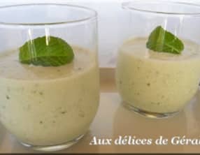 Yaourt glacé au concombre et à la menthe