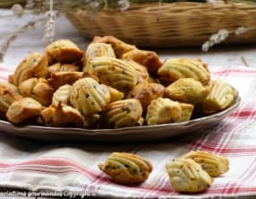 Madeleines salées, lardons, olives et thym