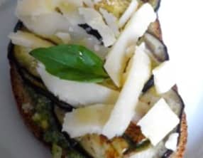 Bruschetta aubergine, pesto et parmesan