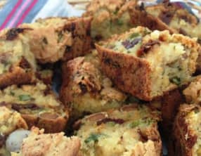 Le cake aux tomates séchées et aux herbes