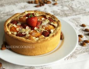 Tarte aux amandes, abricots et fraises