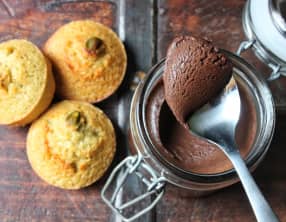 Crème au chocolat et petits gateaux à la pistache