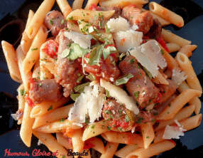 Penne aux légumes d'été et à la saucisse