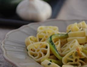 Rotelles aux courgettes et leur sauce à l'ail et au citron