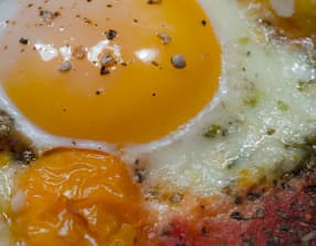 Pizza aux tomates cerises, à la mozzarella et à l'oeuf