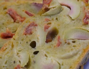 Cake aux olives, chèvre, pesto, et tomates séchées