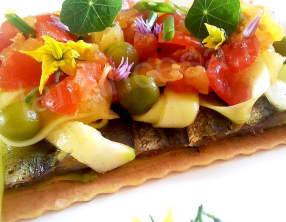 Tarte fine aux sardines marinées, courgettes crues et sauce vierge au curcuma