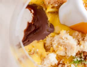 Panna cotta au chocolat, curd de mangue et croustillant à la noix de coco