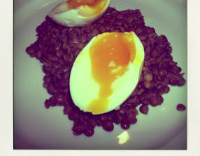 Salade de lentilles vertes au citron confit, vinaigre de framboise, et oeufs mollets