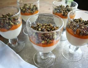 Panna cotta libanaise aux abricots épicés et aux pistaches caramélisées