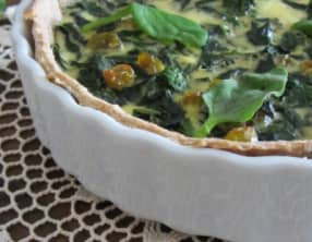 Tarte aux épinards frais et aux raisins blonds