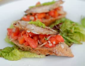 Crostini aux filets de sardines grillées à la plancha, concassée de tomate et fenouil